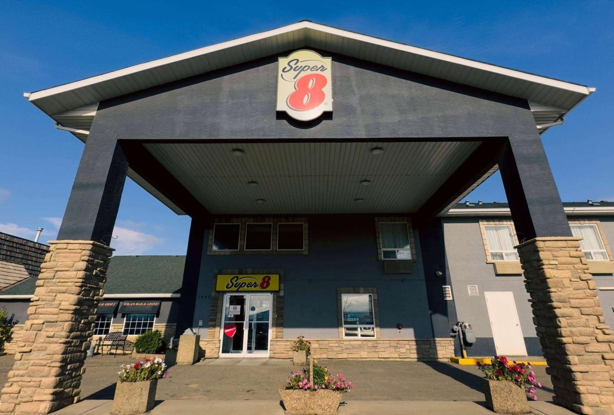 Super 8 By Wyndham Dawson Creek Hotel Exterior photo